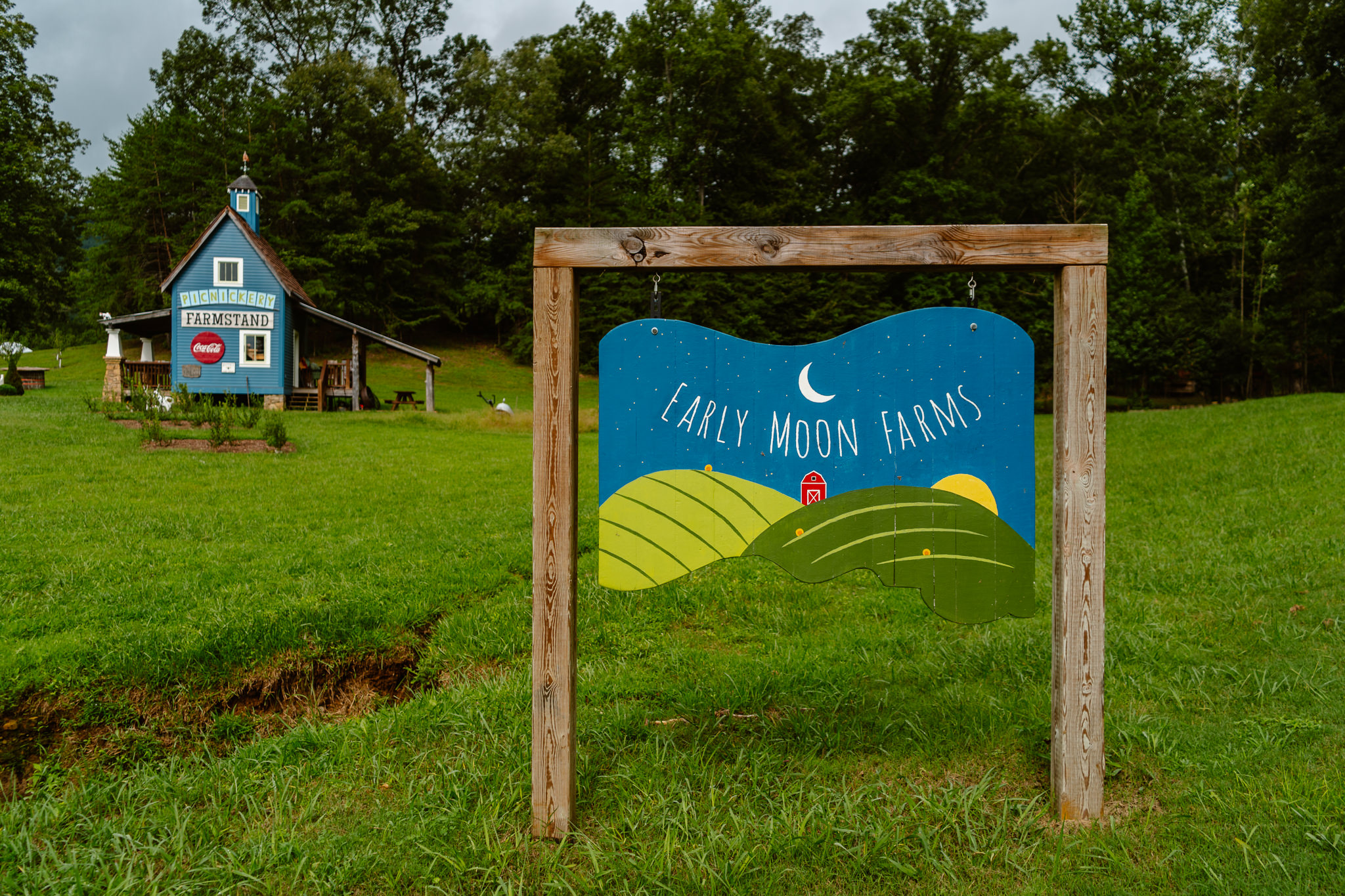 Early Moon Farms Signage